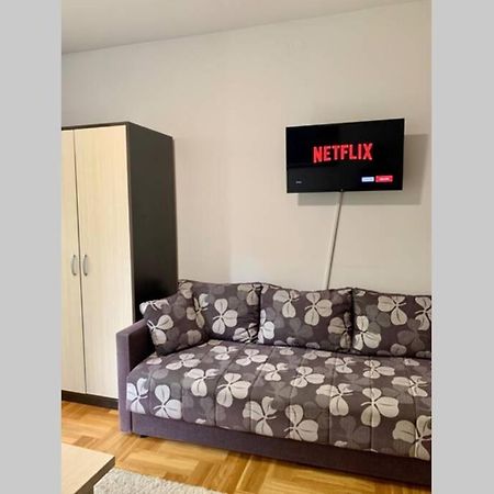 Renovated Cozy Studio 7 At Top Location - Available For Long Term Rentals Новий Сад Екстер'єр фото